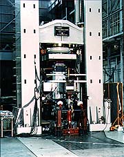 10MN (1000tf) 構造物圧縮曲げ試験機